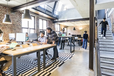 亚洲必赢bwin公司前台实景照片，展示专业商务环境与品牌标识